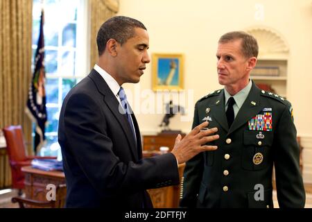 Il presidente degli Stati Uniti Barack Obama (a sinistra) incontra il comandante dell'esercito degli Stati Uniti per l'Afghanistan Stanley McChrystal nell'ufficio ovale della Casa Bianca 19 maggio 2009 a Washington, DC. Foto Stock