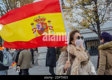 Oggi, il giorno della Costituzione, il partito di estrema destra VOX chiede di riempire le strade, contro il 'governo traitoso' di Pedro Sánchez che 'attacca' contro l'ordine costituzionale 'e in difesa della Spagna, il re e la libertà degli spagnoli. Il partito guidato da Santiago Abascal ha confermato questo lunedì l'appello per le concentrazioni di fronte alle sale di tutta la Spagna, la data in cui il referendum 1978 in cui l'attuale Magna carta è stato approvato è commemorato. All'atto hanno partecipato il leader della formazione a Barcellona e il segretario generale del partito, Javier Ortega Smith Foto Stock