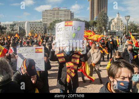 Oggi, il giorno della Costituzione, il partito di estrema destra VOX chiede di riempire le strade, contro il 'governo traitoso' di Pedro Sánchez che 'attacca' contro l'ordine costituzionale 'e in difesa della Spagna, il re e la libertà degli spagnoli. Il partito guidato da Santiago Abascal ha confermato questo lunedì l'appello per le concentrazioni di fronte alle sale di tutta la Spagna, la data in cui il referendum 1978 in cui l'attuale Magna carta è stato approvato è commemorato. All'atto hanno partecipato il leader della formazione a Barcellona e il segretario generale del partito, Javier Ortega Smith Foto Stock