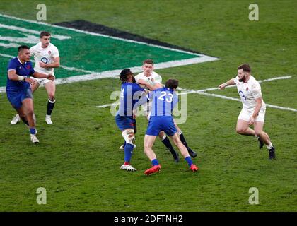 Twickenham, Londra, Regno Unito. 6 Dicembre 2020. International Rugby, Autumn Nations Cup, England contro Francia; Owen Farrell d'Inghilterra sfidato da Pierre-Louis Barassi e Alivereti Raka di France Credit: Action Plus Sports/Alamy Live News Foto Stock