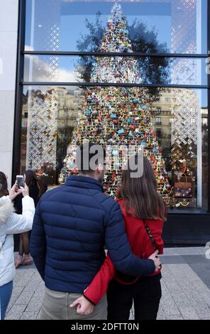 Un albero di Natale fatto di oggetti Louis Vuitton è in mostra nella finestra del negozio di lusso marchio ammiraglia per la stagione delle vacanze sugli Champs Elysees a Parigi, Francia, 9 novembre 2018. Foto di Alain Apaydin/ABACAPRESS.COM Foto Stock