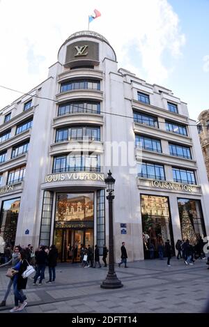 Un albero di Natale fatto di oggetti Louis Vuitton è in mostra nella finestra del negozio di lusso marchio ammiraglia per la stagione delle vacanze sugli Champs Elysees a Parigi, Francia, 9 novembre 2018. Foto di Alain Apaydin/ABACAPRESS.COM Foto Stock