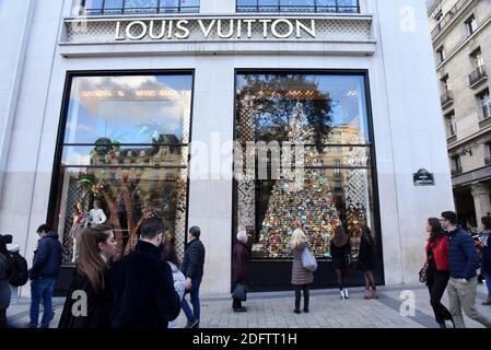 Un albero di Natale fatto di oggetti Louis Vuitton è in mostra nella finestra del negozio di lusso marchio ammiraglia per la stagione delle vacanze sugli Champs Elysees a Parigi, Francia, 9 novembre 2018. Foto di Alain Apaydin/ABACAPRESS.COM Foto Stock