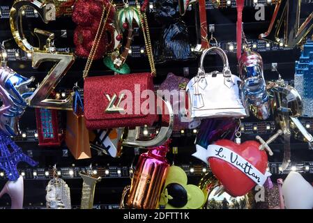 Un albero di Natale fatto di oggetti Louis Vuitton è in mostra nella finestra del negozio di lusso marchio ammiraglia per la stagione delle vacanze sugli Champs Elysees a Parigi, Francia, 9 novembre 2018. Foto di Alain Apaydin/ABACAPRESS.COM Foto Stock