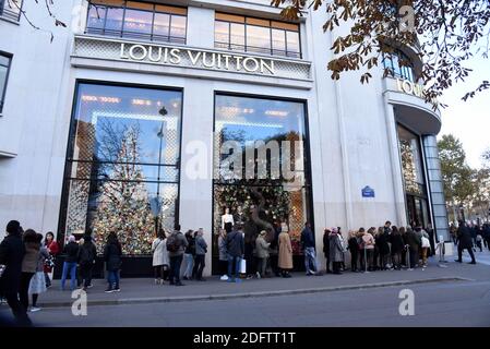 Un albero di Natale fatto di oggetti Louis Vuitton è in mostra nella finestra del negozio di lusso marchio ammiraglia per la stagione delle vacanze sugli Champs Elysees a Parigi, Francia, 9 novembre 2018. Foto di Alain Apaydin/ABACAPRESS.COM Foto Stock