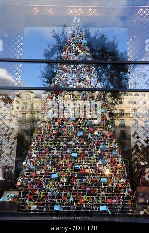 Un albero di Natale fatto di oggetti Louis Vuitton è in mostra nella finestra del negozio di lusso marchio ammiraglia per la stagione delle vacanze sugli Champs Elysees a Parigi, Francia, 9 novembre 2018. Foto di Alain Apaydin/ABACAPRESS.COM Foto Stock