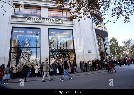 Un albero di Natale fatto di oggetti Louis Vuitton è in mostra nella finestra del negozio di lusso marchio ammiraglia per la stagione delle vacanze sugli Champs Elysees a Parigi, Francia, 9 novembre 2018. Foto di Alain Apaydin/ABACAPRESS.COM Foto Stock