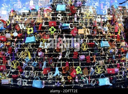 Un albero di Natale fatto di oggetti Louis Vuitton è in mostra nella finestra del negozio di lusso marchio ammiraglia per la stagione delle vacanze sugli Champs Elysees a Parigi, Francia, 9 novembre 2018. Foto di Alain Apaydin/ABACAPRESS.COM Foto Stock