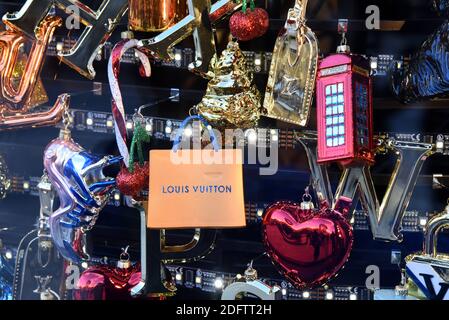 Un albero di Natale fatto di oggetti Louis Vuitton è in mostra nella finestra del negozio di lusso marchio ammiraglia per la stagione delle vacanze sugli Champs Elysees a Parigi, Francia, 9 novembre 2018. Foto di Alain Apaydin/ABACAPRESS.COM Foto Stock