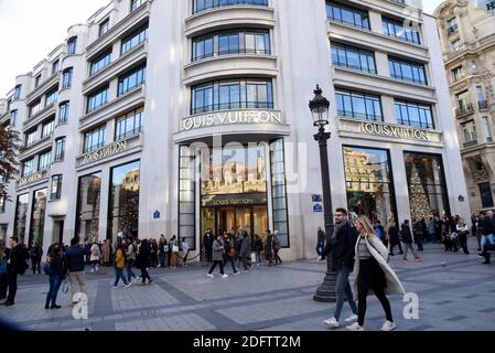 Un albero di Natale fatto di oggetti Louis Vuitton è in mostra nella finestra del negozio di lusso marchio ammiraglia per la stagione delle vacanze sugli Champs Elysees a Parigi, Francia, 9 novembre 2018. Foto di Alain Apaydin/ABACAPRESS.COM Foto Stock