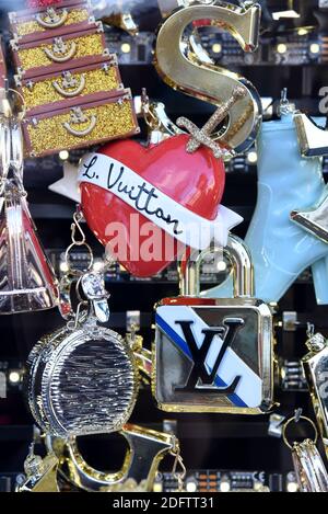 Un albero di Natale fatto di oggetti Louis Vuitton è in mostra nella finestra del negozio di lusso marchio ammiraglia per la stagione delle vacanze sugli Champs Elysees a Parigi, Francia, 9 novembre 2018. Foto di Alain Apaydin/ABACAPRESS.COM Foto Stock