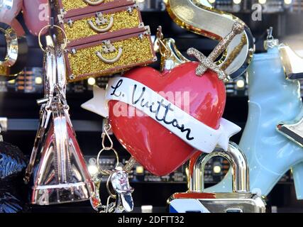 Un albero di Natale fatto di oggetti Louis Vuitton è in mostra nella finestra del negozio di lusso marchio ammiraglia per la stagione delle vacanze sugli Champs Elysees a Parigi, Francia, 9 novembre 2018. Foto di Alain Apaydin/ABACAPRESS.COM Foto Stock