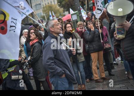 I sindacati francesi chiedono oggi lo sciopero a livello nazionale, per denunciare l'abolizione dei posti nel sistema scolastico nazionale in Francia. FSU, CGT, UNSA Unions, e i genitori di studenti del CIPF con 450 insegnanti e personale educativo hanno dimostrato lunedì mattina nelle strade di Pau, a Pau, in Francia, il 12 novembre 2018, alla presenza dei sindacati FSU, CGT, UNSA e dei genitori degli studenti del CIPF. Anche i sindacalisti del CFDT, del FO e dell'educazione privata cattolica (SPELC) hanno aderito al movimento. Foto di Top Quentin/ABACAPRESS.COM Foto Stock