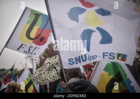 I sindacati francesi chiedono oggi lo sciopero a livello nazionale, per denunciare l'abolizione dei posti nel sistema scolastico nazionale in Francia. FSU, CGT, UNSA Unions, e i genitori di studenti del CIPF con 450 insegnanti e personale educativo hanno dimostrato lunedì mattina nelle strade di Pau, a Pau, in Francia, il 12 novembre 2018, alla presenza dei sindacati FSU, CGT, UNSA e dei genitori degli studenti del CIPF. Anche i sindacalisti del CFDT, del FO e dell'educazione privata cattolica (SPELC) hanno aderito al movimento. Foto di Top Quentin/ABACAPRESS.COM Foto Stock