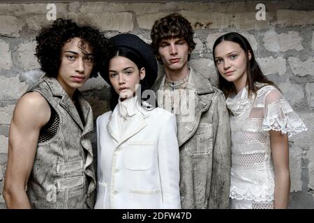 Modelli backstage durante la collezione John Galliano Primavera/Estate 2019 durante la settimana della Moda di Parigi il 2 ottobre 2018 a Parigi, Francia. Foto di Gil-Gonzalez/ABACAPRESS.COM Foto Stock