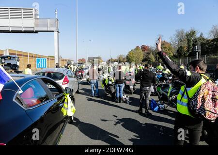 I partecipanti al movimento 'gialle', durante un'operazione di go-slow sulla circonvallazione di Bordeaux. Il 17 novembre 2018 a Bordeaux, Francia. Foto di Thibaud MORITZ ABACAPRESS.COM Foto Stock