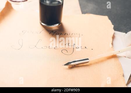 Lettera vintage con penna piuma sul tavolo Foto Stock