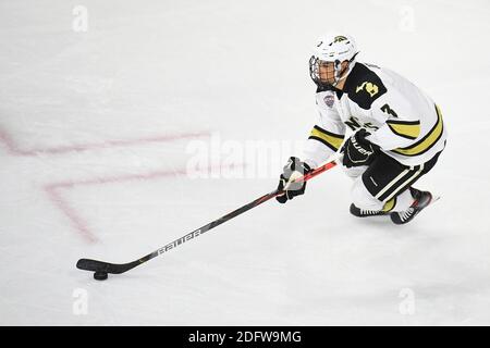 Il 6 dicembre 2020 il difensore Michael Joyaux del Michigan occidentale (3) pattina con il puck durante una partita di hockey maschile della NCAA D1 tra l'Università del North Dakota Fighting Hawks e il Western Michigan Broncos all'arena Baxter di Omaha, Nebraska, sede della NCHC ''Pod'', dove le prime 38 partite della National Collegiate Hockey Conference vengono giocate in condizioni sicure per proteggersi dal Covid-19. Il North Dakota ha vinto 8-2. Foto di Russell Hons/CSM Foto Stock