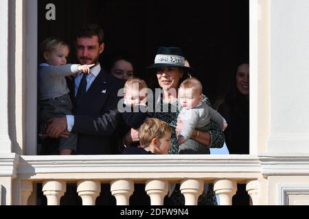 Principessa Caroline de Hanovre con i suoi nipoti Massimiliano Casiraghi, figlio di Andrea e di Tatiana Santo Domingo, Francesco Casiraghi, figlio di Pierre e Beatrice Borromeo, circondato da Pierre Casiraghi e dal suo figlio maggiore Stefano, dalla principessa Alexandra de Hanovre e Sacha Casiraghi sul balcone del Palazzo del Principe, Dopo le celebrazioni della Giornata Nazionale del Principato di Monaco, il 19 novembre 2018. Foto di Laurent Zabulon/ABACAPRESS.COM Foto Stock