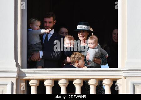 Principessa Caroline de Hanovre con i suoi nipoti Massimiliano Casiraghi, figlio di Andrea e di Tatiana Santo Domingo, Francesco Casiraghi, figlio di Pierre e Beatrice Borromeo, circondato da Pierre Casiraghi e dal suo figlio maggiore Stefano, dalla principessa Alexandra de Hanovre e Sacha Casiraghi sul balcone del Palazzo del Principe, Dopo le celebrazioni della Giornata Nazionale del Principato di Monaco, il 19 novembre 2018. Foto di Laurent Zabulon/ABACAPRESS.COM Foto Stock