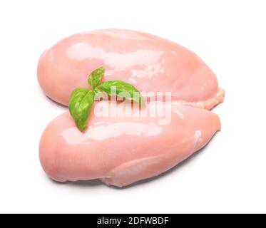 Filetto di pollo crudo con basilico su sfondo bianco Foto Stock