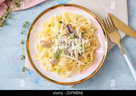 Piatto di gustosa pasta con pollo e funghi di colore tabella Foto Stock