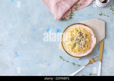 Piatto di gustosa pasta con pollo e funghi di colore tabella Foto Stock