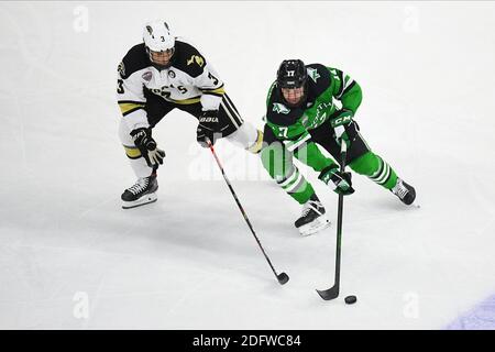 Il 6 dicembre 2020 il difensore del Michigan occidentale Michael Joyaux (3) difende contro il North Dakota Fighting Hawks Forward Riese Gaber (17) durante una partita di hockey maschile della NCAA D1 tra l'Università del North Dakota Fighting Hawks e il Western Michigan Broncos all'arena Baxter di Omaha, Nebraska, sede della NCHC ''Pod'', dove le prime 38 partite della National Collegiate Hockey Conference vengono giocate in condizioni sicure per proteggersi dal Covid-19. Il North Dakota ha vinto 8-2. Foto di Russell Hons/CSM Foto Stock