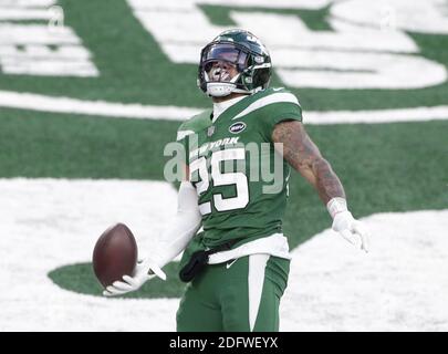 East Rutherford, Stati Uniti. 06 dicembre 2020. New York Jets Ty Johnson festeggia dopo aver segnato un secondo tempo di touchdown contro i Las Vegas Raiders nella settimana 13 della stagione NFL al MetLife Stadium di East Rutherford, NJ, domenica 6 dicembre 2020. I Raiders hanno sconfitto i jet 31-28. Foto di John Angelillo/UPI Credit: UPI/Alamy Live News Foto Stock