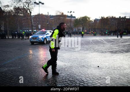 I manifestanti di giubbotti gialli (Gilets Jaunes) gridano slogan mentre si scontrano con la polizia antisommossa nei pressi di Place de la Concorde a Parigi, in Francia, il 24 novembre 2018, durante una protesta contro l'aumento dei prezzi del petrolio e dei costi della vita. La polizia ha sparato gas lacrimogeni e cannoni ad acqua il 24 novembre, nel centro di Parigi, contro i manifestanti 'giubbotti' che chiedono al presidente francese di ridurre le tasse sui carburanti. Foto di Raphaël Lafargue/ABACAPRESS.COM Foto Stock