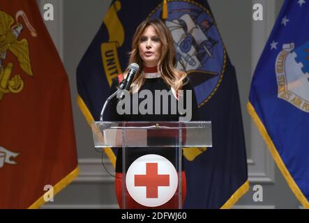La prima signora Melania Trump parla durante una visita alla sede della Croce Rossa a Washington, D.C. il 27 novembre 2018 . Foto di Olivier Douliery/ABACAPRESS.COM Foto Stock