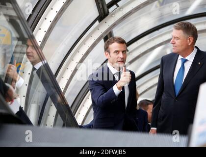 il presidente francese Emmanuel Macron con il suo omologo rumeno Klaus Iohannis in visita al museo d'arte moderna Centre Georges Pompidou, il 27 novembre 2018 a Parigi, come parte della visita di Stato di Iohannis in Francia. Foto di Nicolas Tavernier/piscina/ABACAPRESS.COM Foto Stock