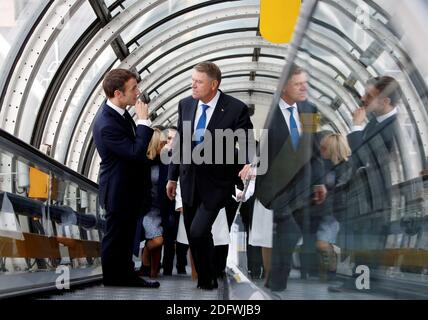 il presidente francese Emmanuel Macron con il suo omologo rumeno Klaus Iohannis in visita al museo d'arte moderna Centre Georges Pompidou, il 27 novembre 2018 a Parigi, come parte della visita di Stato di Iohannis in Francia. Foto di Nicolas Tavernier/piscina/ABACAPRESS.COM Foto Stock