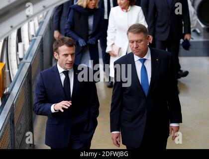 il presidente francese Emmanuel Macron con il suo omologo rumeno Klaus Iohannis in visita al museo d'arte moderna Centre Georges Pompidou, il 27 novembre 2018 a Parigi, come parte della visita di Stato di Iohannis in Francia. Foto di Nicolas Tavernier/piscina/ABACAPRESS.COM Foto Stock