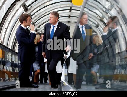 il presidente francese Emmanuel Macron con il suo omologo rumeno Klaus Iohannis in visita al museo d'arte moderna Centre Georges Pompidou, il 27 novembre 2018 a Parigi, come parte della visita di Stato di Iohannis in Francia. Foto di Nicolas Tavernier/piscina/ABACAPRESS.COM Foto Stock