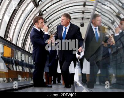 il presidente francese Emmanuel Macron con il suo omologo rumeno Klaus Iohannis in visita al museo d'arte moderna Centre Georges Pompidou, il 27 novembre 2018 a Parigi, come parte della visita di Stato di Iohannis in Francia. Foto di Nicolas Tavernier/piscina/ABACAPRESS.COM Foto Stock