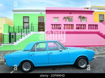Bo-Kaap case colorate e auto blu a Città del Capo, Sud Africa. Tradizionale quartiere Bokaap case colorate. Ex quartiere Malese. Foto Stock