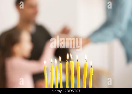 Candele bruciate in menorah per la celebrazione di Hannukah Foto Stock