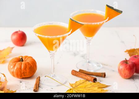 Composizione autunnale con torta di zucca martini su sfondo bianco Foto Stock