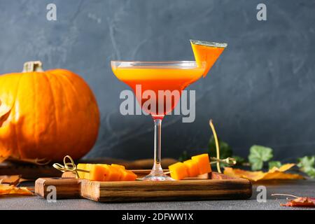 Composizione autunnale con torta di zucca martini su sfondo scuro Foto Stock