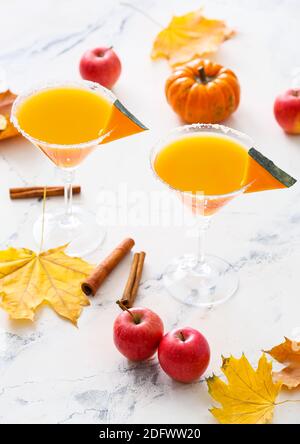 Composizione autunnale con torta di zucca martini su sfondo bianco Foto Stock