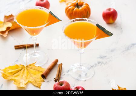 Composizione autunnale con torta di zucca martini su sfondo bianco Foto Stock