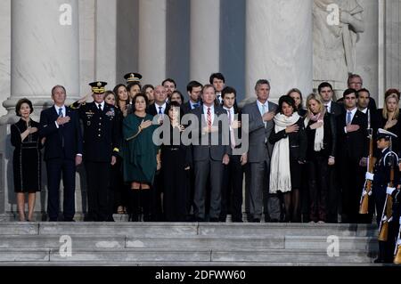 L'ex prima signora Laura Bush e l'ex presidente George W. Bush con altri membri della famiglia guardano sopra come il cazzo del defunto ex presidente George H.W. Bush arriva al Campidoglio degli Stati Uniti, il 3 dicembre 2018 a Washington, DC. Foto di Olivier Douliery/ABACAPRESS.COM Foto Stock