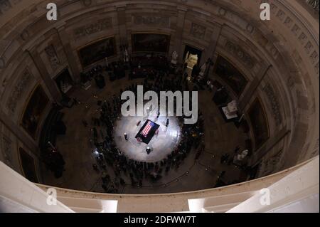 Le guardie d'onore militari dei servizi congiunti si trovano accanto al cazzo con bandiera dell'ex presidente degli Stati Uniti George H.W. Bush sulla catafalque Lincoln durante un servizio commemorativo alla rotonda del Campidoglio a Washington, D.C., Stati Uniti, lunedì 3 dicembre 2018. Foto di Olivier Douliery/ABACAPRESS.COM Foto Stock