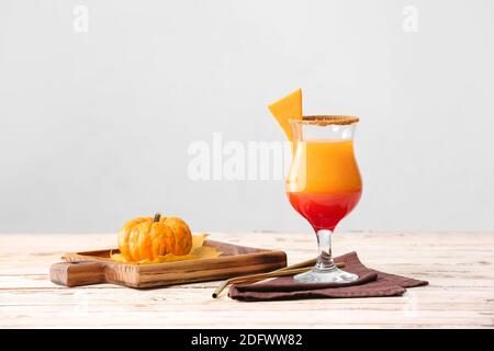 Bicchiere di gustosa torta di zucca martini a tavola Foto Stock