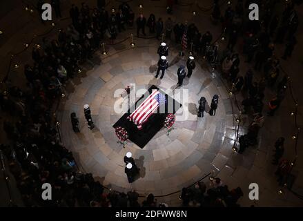 Le guardie d'onore militari dei servizi congiunti si trovano accanto al cazzo con bandiera dell'ex presidente degli Stati Uniti George H.W. Bush sulla catafalque Lincoln durante un servizio commemorativo alla rotonda del Campidoglio a Washington, D.C., Stati Uniti, lunedì 3 dicembre 2018. Foto di Olivier Douliery/ABACAPRESS.COM Foto Stock