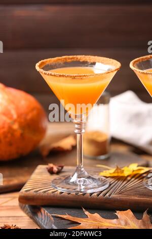 Bicchiere di gustosa torta di zucca martini a tavola Foto Stock