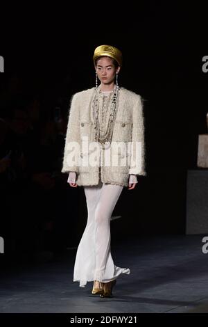 Un modello cammina sulla pista al Chanel Metiers D'Art 2018/19 Show al Metropolitan Museum of Art il 04 dicembre 2018 a New York City, NY, USA. Foto di ABACAPRESS.COM Foto Stock