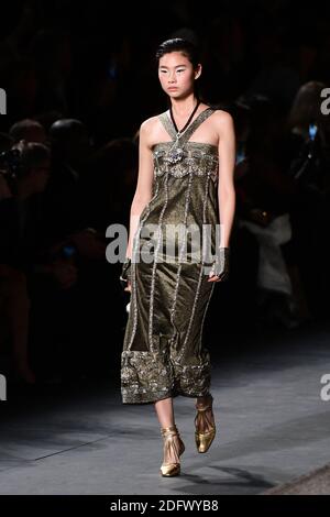 Un modello cammina sulla pista al Chanel Metiers D'Art 2018/19 Show al Metropolitan Museum of Art il 04 dicembre 2018 a New York City, NY, USA. Foto di ABACAPRESS.COM Foto Stock