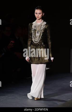 Un modello cammina sulla pista al Chanel Metiers D'Art 2018/19 Show al Metropolitan Museum of Art il 04 dicembre 2018 a New York City, NY, USA. Foto di ABACAPRESS.COM Foto Stock